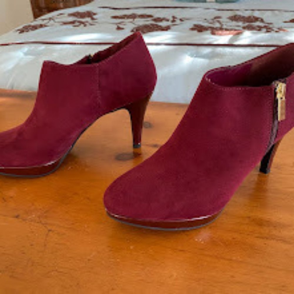 Liz Claiborne Maroon Ankle Heel Booties